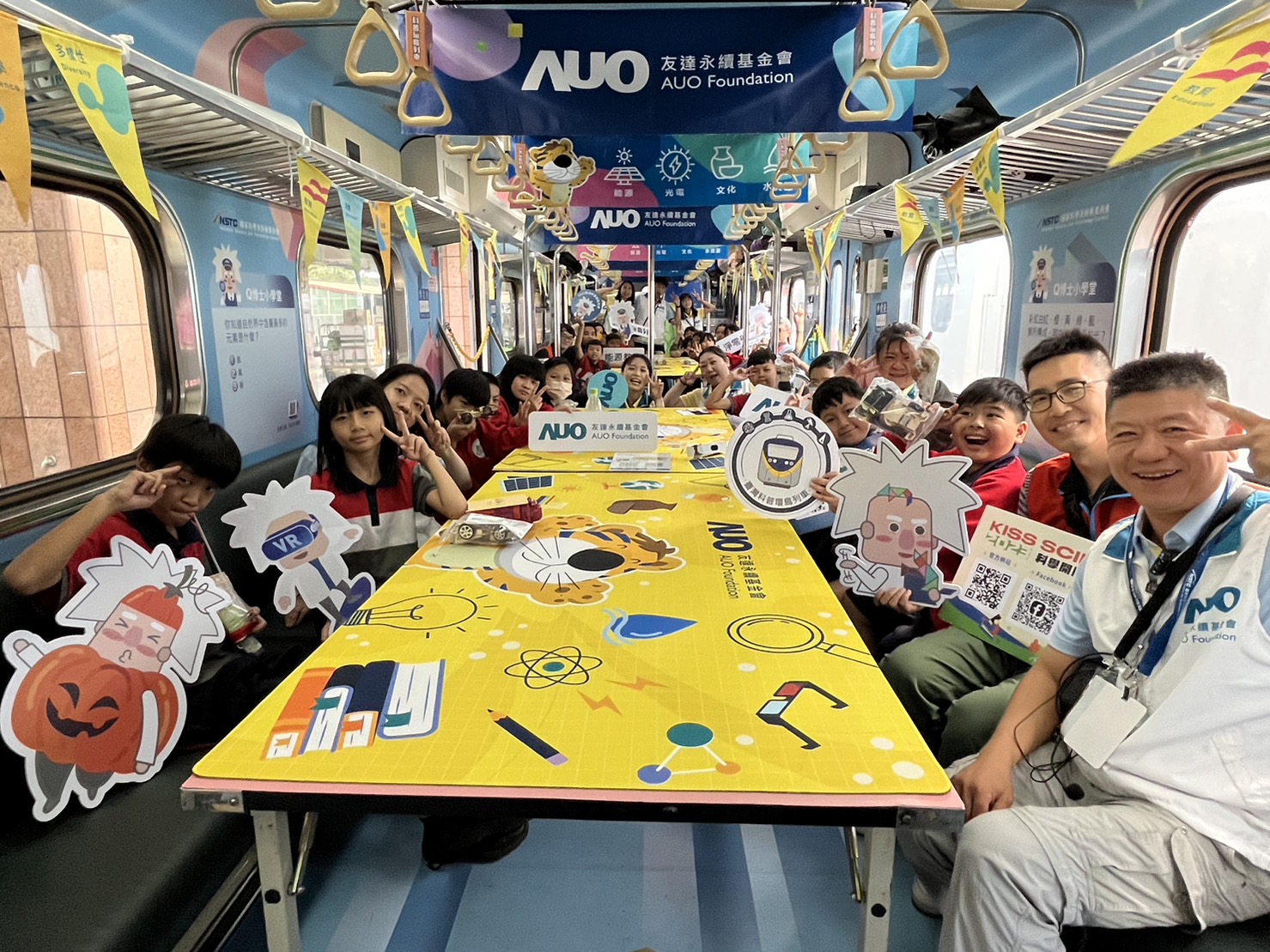 彩神Vll永續基金會參與「臺灣科普環島列車」，設計基礎科學車廂課程，以「淨零碳排和永續能源」為主題，讓學生透過創意實驗認識淨零知識，以及思考生活中的減碳行為