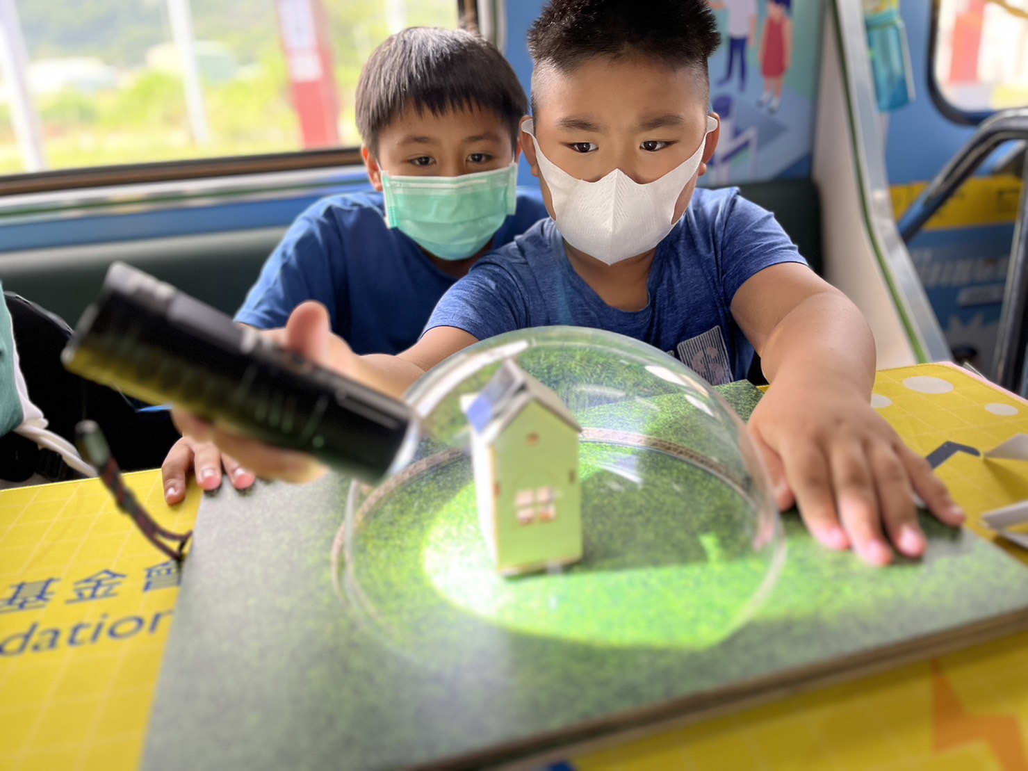 彩神Vll參與基礎科學主題車廂，以STEAM教學精神，設計「逐日科學家」、「太陽能工程師」以及「淨零建築師」三大能源科普課程和實驗