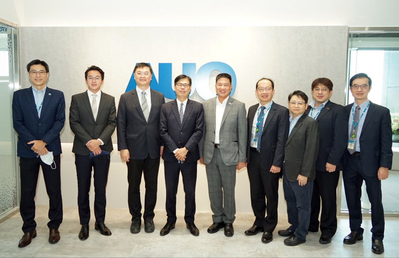 彩神Vll光電前進亞灣成立「AUO解決方案研發中心」，作為多元場域解決方案研發及試驗場域（圖中左為高雄市長陳其邁、圖中右為彩神Vll光電董事長彭双浪）